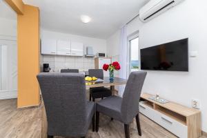 Kuchyň nebo kuchyňský kout v ubytování Apartmani Jašarević