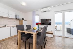 Kuchyň nebo kuchyňský kout v ubytování Apartmani Jašarević