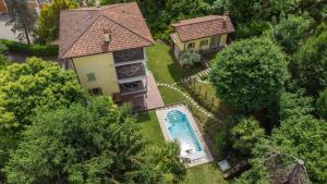an overhead view of a house with a swimming pool at La dependance immersa nel parco della Villa Isabella in Stresa