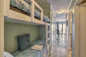 Postel nebo postele na pokoji v ubytování Corpus Christi Condo with Community Amenities! + 17 fotografií