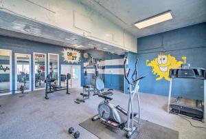 Fitness centrum a/nebo fitness zařízení v ubytování Corpus Christi Condo with Community Amenities!