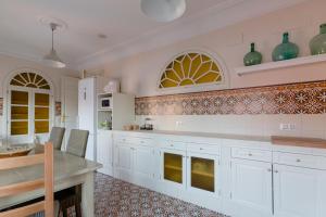 Η κουζίνα ή μικρή κουζίνα στο CASA RURAL BOUTIQUE REQUIES 5*