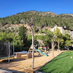 einen Park mit Rutsche und Spielplatz in der Unterkunft El Molinet del Governador in Guadalest