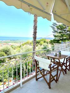 - un balcon avec une table et un parasol dans l'établissement Cosy apartment with Great Views, à Longá