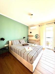 - une chambre avec un grand lit et un mur vert dans l'établissement Cosy apartment with Great Views, à Longá