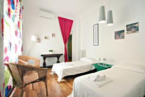 Habitación de hotel con 2 camas, mesa y escritorio en Apartment A Casa di Papà, en Roma