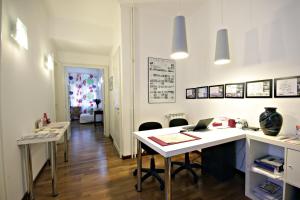 Habitación con escritorio y ordenador portátil. en Apartment A Casa di Papà, en Roma