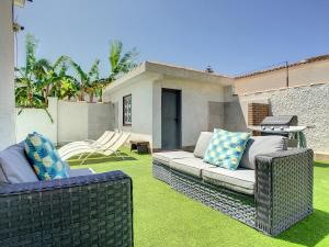 eine Terrasse mit 2 Korbmöbeln auf einem Rasen in der Unterkunft Villa with Private Pool - 6409 in El Carmolí