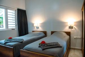 two twin beds in a room with a window at Aqualife 3 Palabrua in Vredeberg