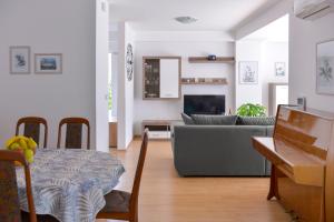 uma sala de estar com um sofá e uma mesa em Apartments Danijela & Love Nest em Rijeka