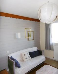 a white couch in a room with a window at Appartement d'une chambre avec jardin clos et wifi a Gap in Gap