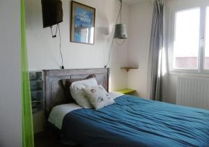 a bedroom with a blue bed with two pillows at Appartement d'une chambre avec jardin clos et wifi a Gap in Gap