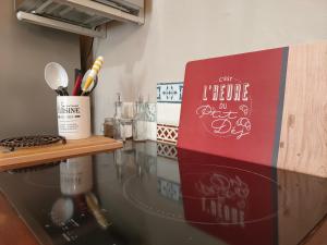 a glass counter top with a sign that says i figure in just at La petite Arlésienne - Charmante maison de ville in Arles