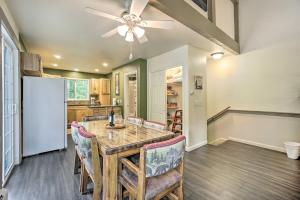 uma cozinha com uma mesa e uma ventoinha de tecto em Cozy Condo on Fall River - 1 Mile to RMNP Gate! em Estes Park