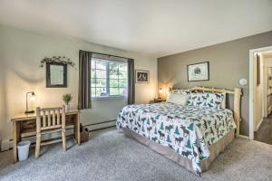 um quarto com uma cama e uma janela em Cozy Condo on Fall River - 1 Mile to RMNP Gate! em Estes Park