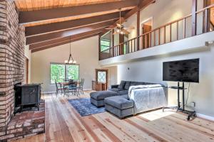 a living room with a couch and a tv at Welcoming Mi-Wuk Cabin Retreat Near Hiking! in Mi-Wuk Village