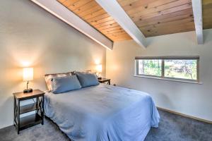 - une chambre avec un grand lit et une fenêtre dans l'établissement Welcoming Mi-Wuk Cabin Retreat Near Hiking!, à Mi-Wuk Village