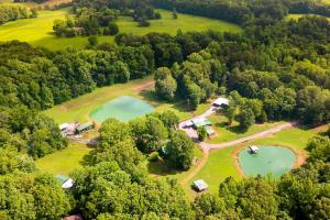 een luchtzicht op een huis en een meer bij Rustic Cabin on Farm about 4 Mi to Kentucky Lake! in New Concord