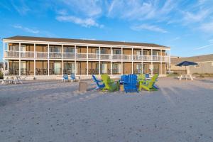 ノース・トゥルーロにあるSandbars Inn IIの建物前の海岸の椅子