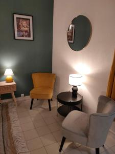 a waiting room with chairs and a mirror at La petite Arlésienne - Charmante maison de ville in Arles