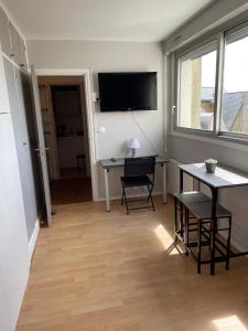 TV a/nebo společenská místnost v ubytování Studio avec parking 100 m départs pour les iles