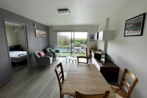 Posezení v ubytování Bel appartement en résidence centre ville avec parking classé 3