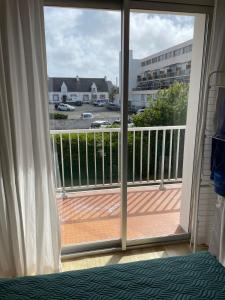 Zimmer mit einem Fenster und Blick auf einen Balkon. in der Unterkunft Maryland Vue Mer Port Haliguen Plage du Porigo in Quiberon