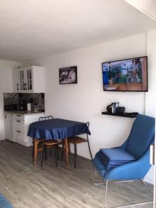 Kuchyň nebo kuchyňský kout v ubytování Appart Port haliguen résidence piscine et plage + 7 fotografií