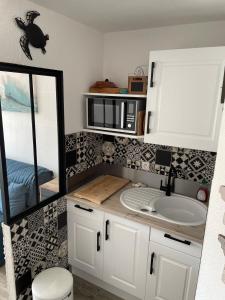 Kuchyň nebo kuchyňský kout v ubytování Appart Port haliguen résidence piscine et plage