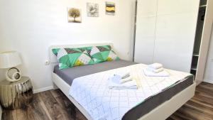 una piccola camera da letto con un letto con asciugamani sopra di Apartment Goran a Krk