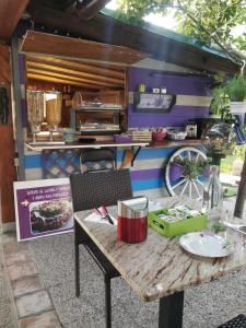 einen Tisch vor einer Küche mit einem Tisch in der Unterkunft Caicai Bed And Breakfast in Saluzzo