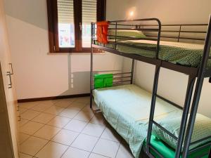 een kamer met 2 stapelbedden en een raam bij I Platani 3 in Montecatini Terme