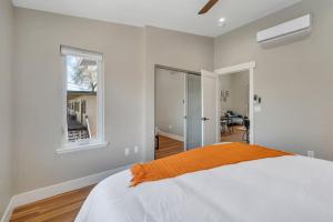 Llit o llits en una habitació de Midtown Retreat Quiet, Work Friendly, and Mtn Views