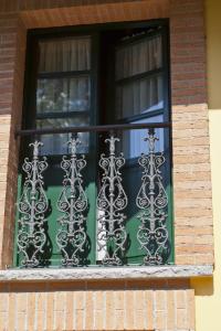 a window of a building with green and black at Casa Rural Camangu in Camango