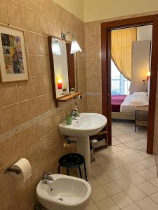 bagno con lavandino, servizi igienici e specchio di SanGregoRooms a Napoli