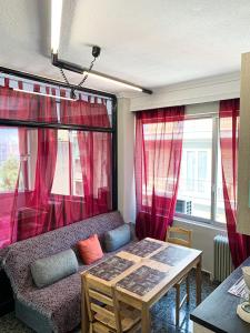 ein Wohnzimmer mit einem Sofa und einem Tisch in der Unterkunft Central House with AmazingView in Kavala