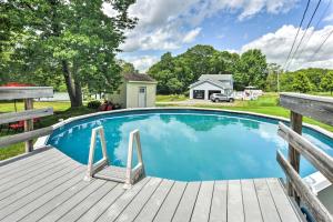 Piscina a Ocean Inlet Cottage with Deck and Grill! o a prop