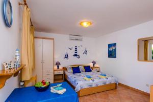 - une chambre avec un lit et une table dans l'établissement Small and friendly traditional home, à Zaton