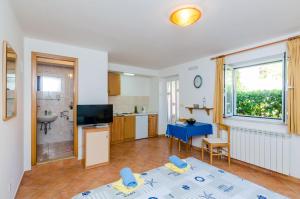 a kitchen with two twin beds in a room at Small and friendly traditional home in Zaton