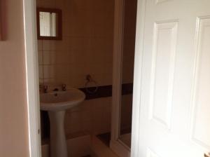 Un baño con lavabo y ducha en Lower Lode Inn, en Tewkesbury 25 fotos más