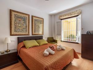 a bedroom with a bed with two stuffed animals on it at El Beso de Elvira in Granada