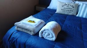 a bed with towels and a ring on top of it at Casa Verde 2 in Godoy Cruz