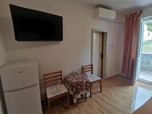 Televízia a/alebo spoločenská miestnosť v ubytovaní Apartmani Škarić