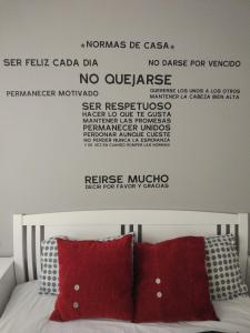 1 dormitorio con 1 cama con palabras en la pared en Bonito Loft en Ermua. Cómodo y funcional. en Ermua