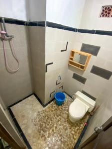 Et badeværelse på Omah Tukangan Homestay