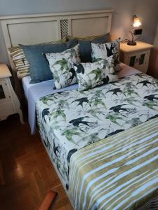 um quarto com uma cama com um edredão verde e branco em Sellamante2 em Ribadesella