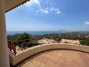 balcón con vistas al océano en Spacious villa in Altea Hills en Altea