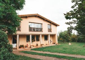 uma casa grande com janelas e um quintal em Casa de Campo La Solana em Estollo