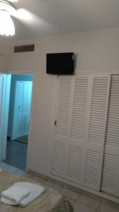 um quarto com uma parede e uma televisão na parede em Los mirasoles em Necochea