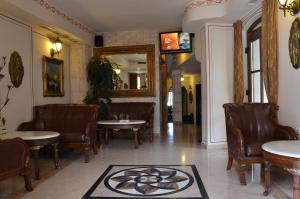 restauracja z krzesłami i stołami w pokoju w obiekcie Boutique Hotel Boris Palace & Restaurant w Płowdiwie